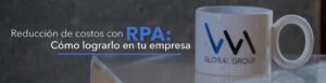 Interfaz de automatización de procesos empresariales con RPA en operación dentro de una oficina moderna